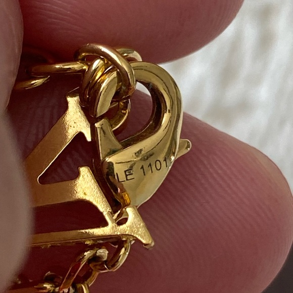 🦄 RARE 🦄 Authentic Louis Vuitton Resin Lock Me Heart Pendant Necklace - Picture 8 of 11